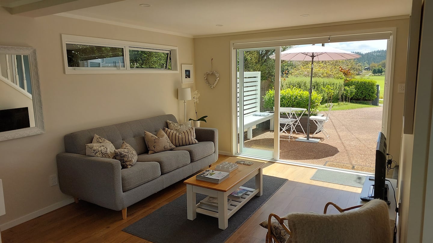 Sitting area with doors to the garden